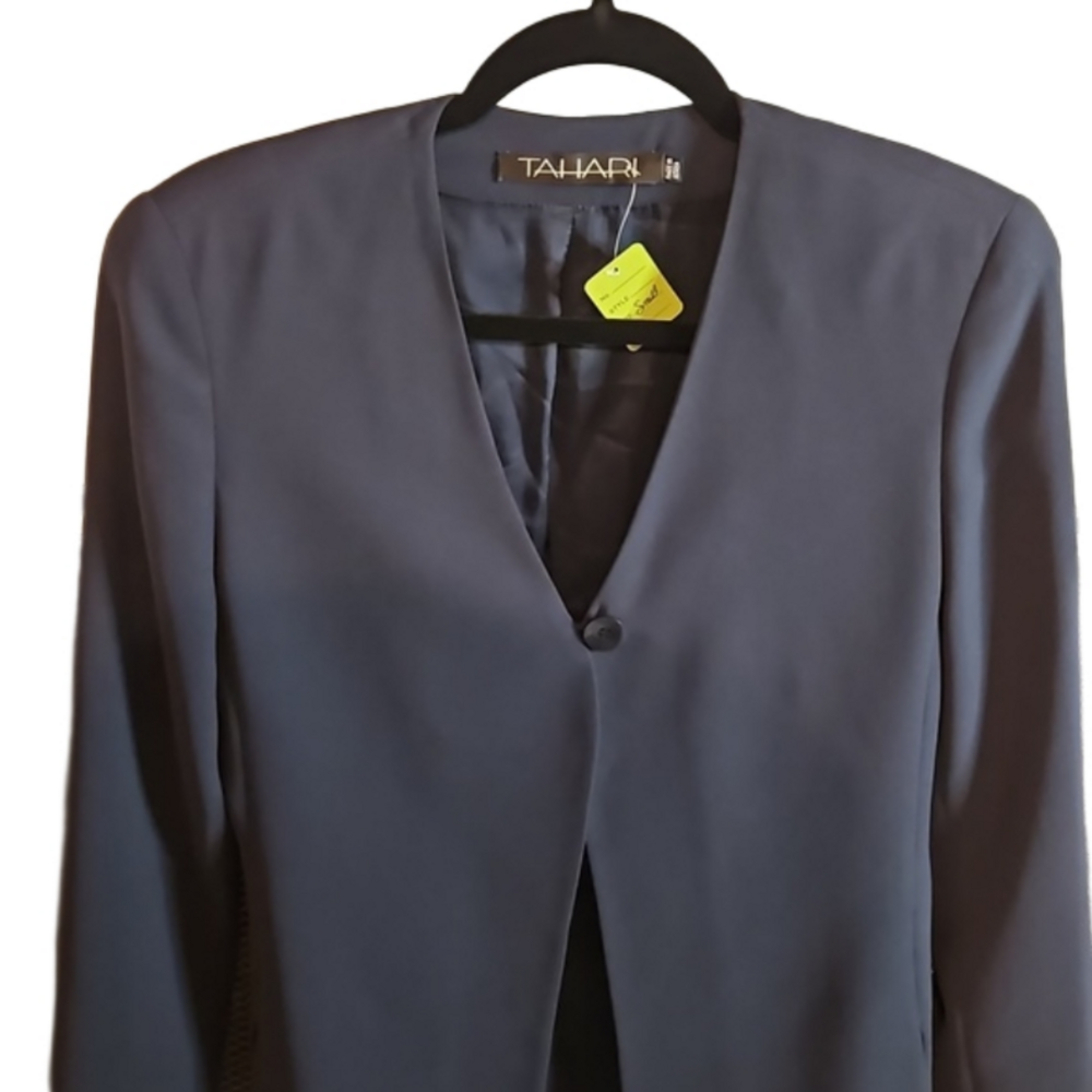 🧥 Tahari Blazer navy blue one button with full length sleeves.